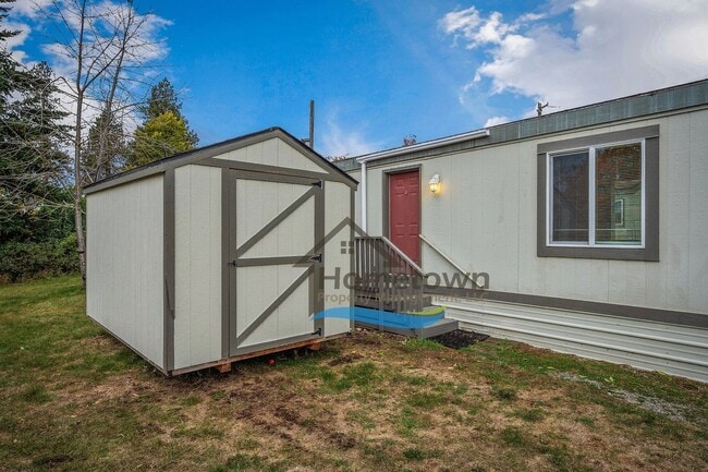 Building Photo - 2 Bedroom 1 Bath Home with Off-Street Park...
