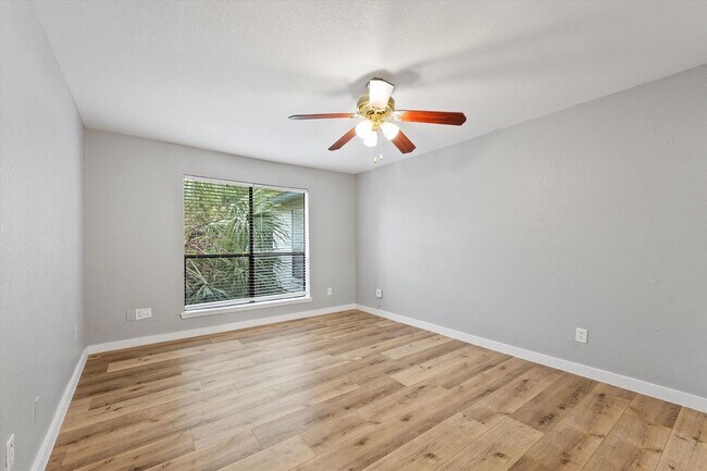 Building Photo - Stunning Remodeled Apartment in Houston!