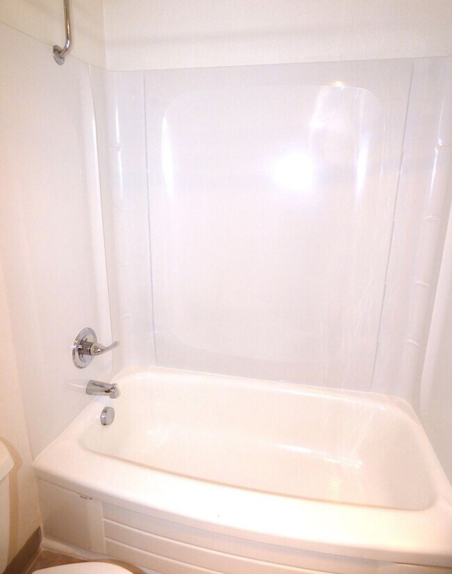 Building Photo - Rent Special: 1/2 Off April's Rent!! - Upstairs 2 Bedroom Unit