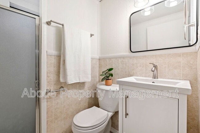 Building Photo - 328 N Roosevelt Ave