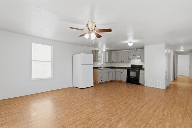 Building Photo - 212 Salinas Rd