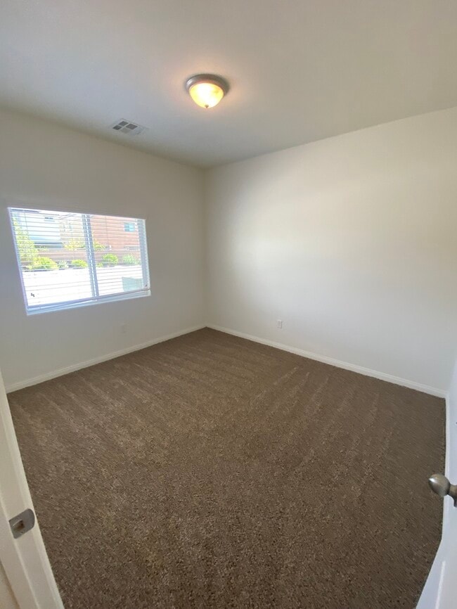 Building Photo - Spacious Single Story 3- Bedroom Home!