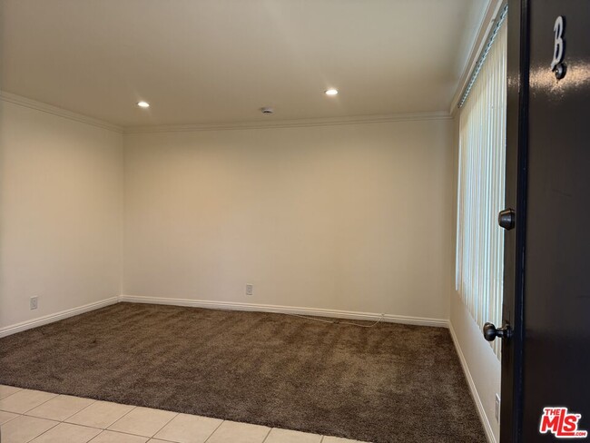 Building Photo - 2400 Vanderbilt Ln