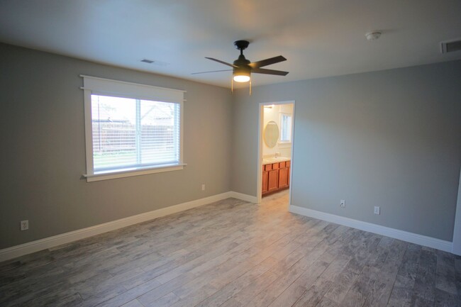 Building Photo - Darling Home in Campus Park Area!