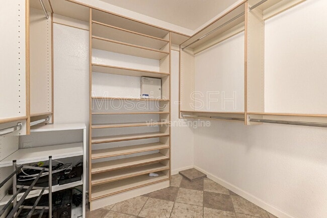 Building Photo - 2738 E Silverwood Dr