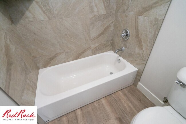 Building Photo - Pet friendly 3 Bedroom Townhome in Washington!
