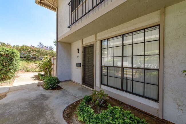 Building Photo - Amazing, Quiet University City Condo For Rent