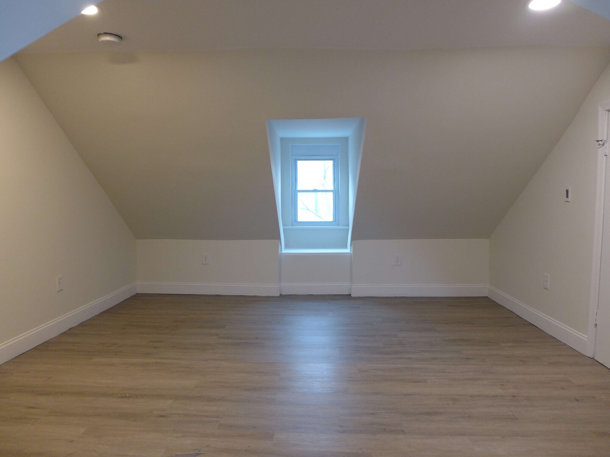 Building Photo - 1709 Bank St