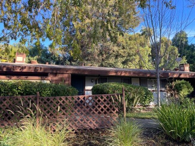 Building Photo - Furnished 1 bedroom unit with parking!