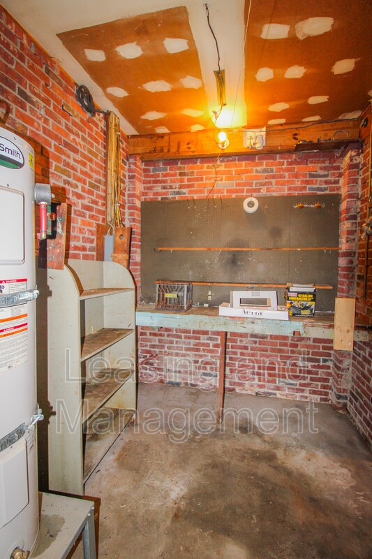 Building Photo - 927 Holly Ct