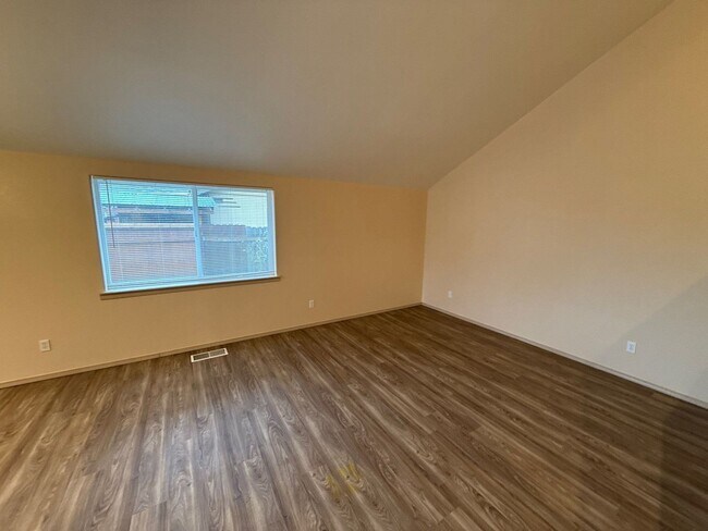 Building Photo - 1685 Lucinda Ave NE