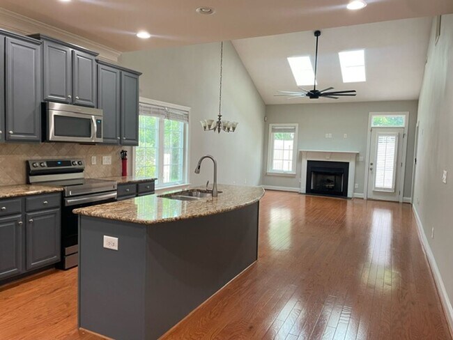 Building Photo - ***** READY TO MOVE IN *****