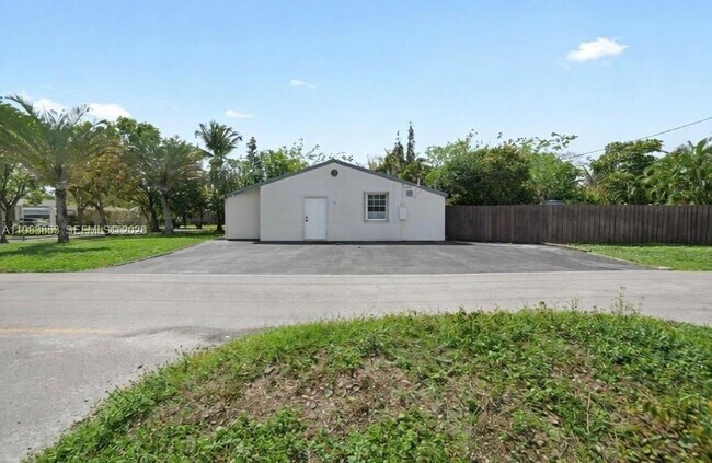 Building Photo - 1445 NW 6th Ave