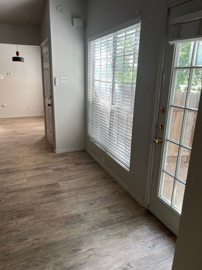 Building Photo - 405 Fantail Loop