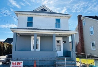 Building Photo - 14 1st St