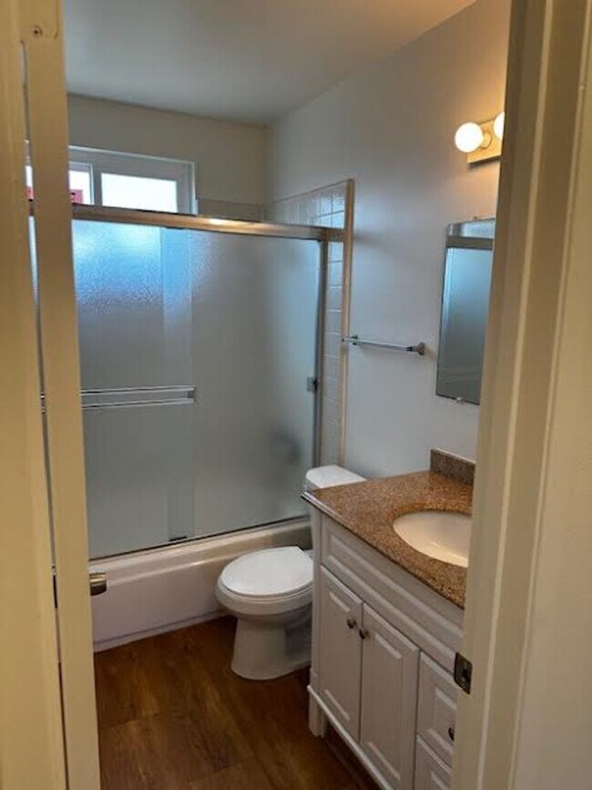 Building Photo - Charming One Bedroom Upstairs Apartment