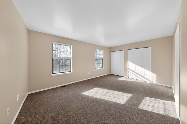 Building Photo - Newly Refinished 2 Bedroom Townhome