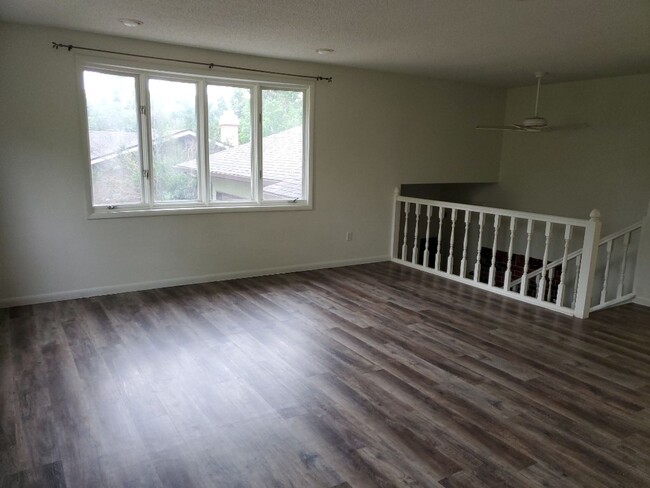 Building Photo - STUDENTS WELCOME! 4 Bed 2 Bath Single Fami...