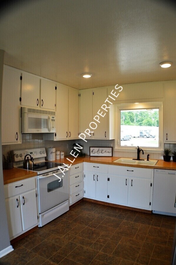 Building Photo - 2219 Sunset Ave