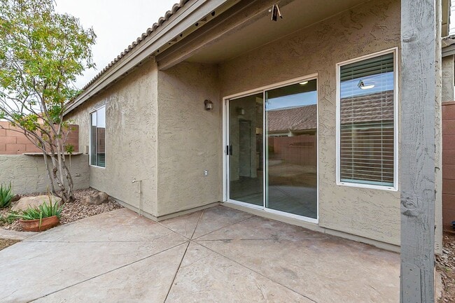 Building Photo - Great home in gated community!