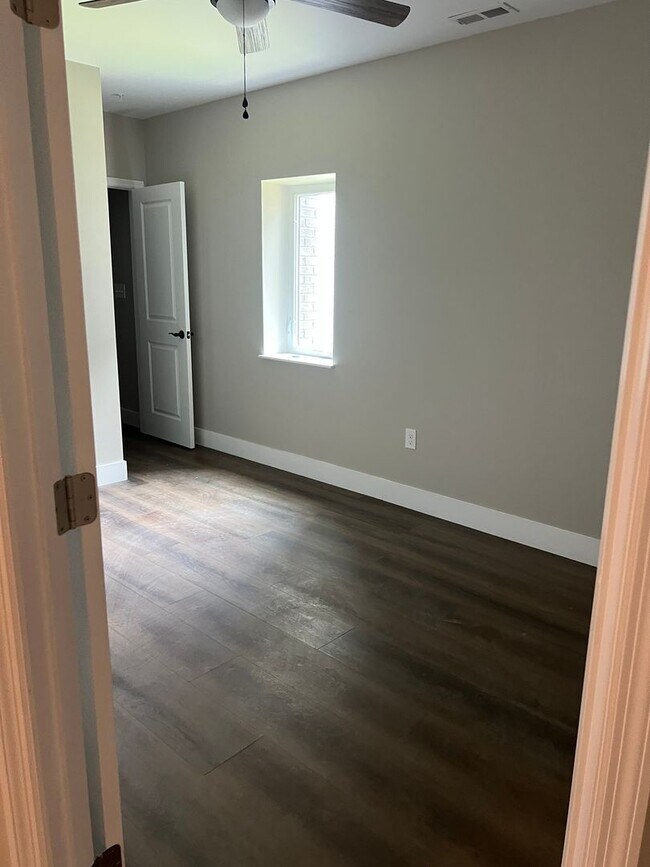 Building Photo - 2 Bedroom/2 Bath Newly Renovated Apartment for Lease