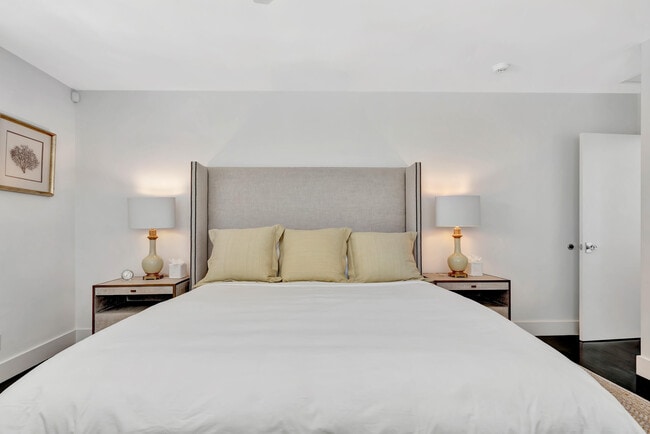 Building Photo - 136 Worth Ct S