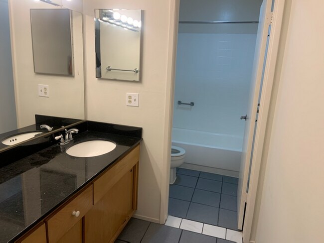 Building Photo - One Bedroom Condo Available in Watergate C...