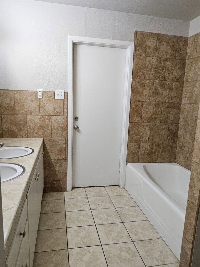 Building Photo - 3 Bedroom 2 Bath Home for Rent