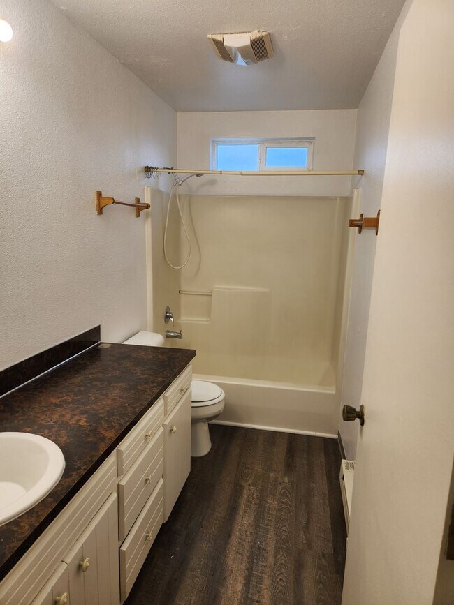 Building Photo - Selah 3br 1ba duplex with carport and WATE...