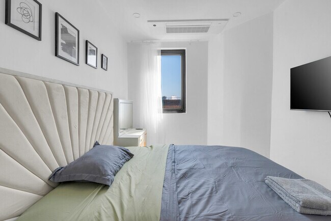 Building Photo - 217 Schaefer St