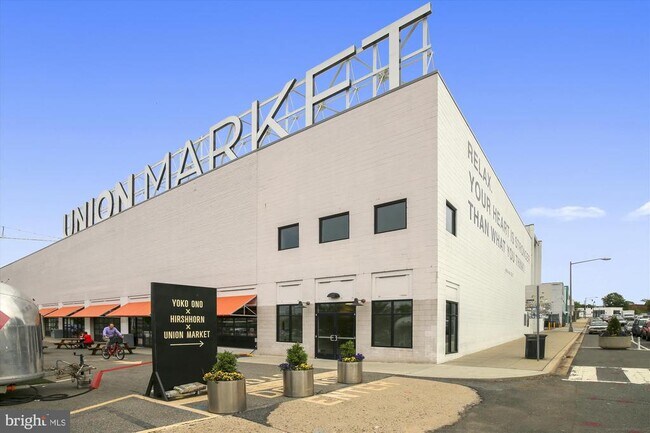 Building Photo - 1102 Staples St NE