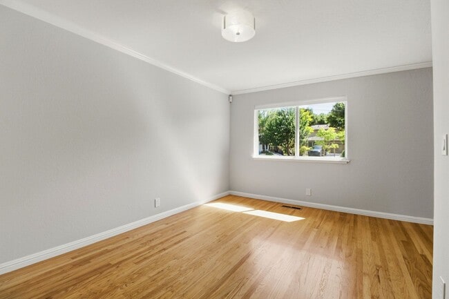 Building Photo - Remodeled 3-Bedroom 2.5-Bathroom Barron Park Home