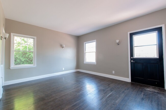 Building Photo - Amazing 3 bed 2.5 bath single family house...