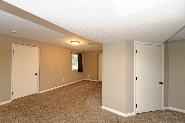 Building Photo - 4 Bedroom / 2 Bath Home Available Now!