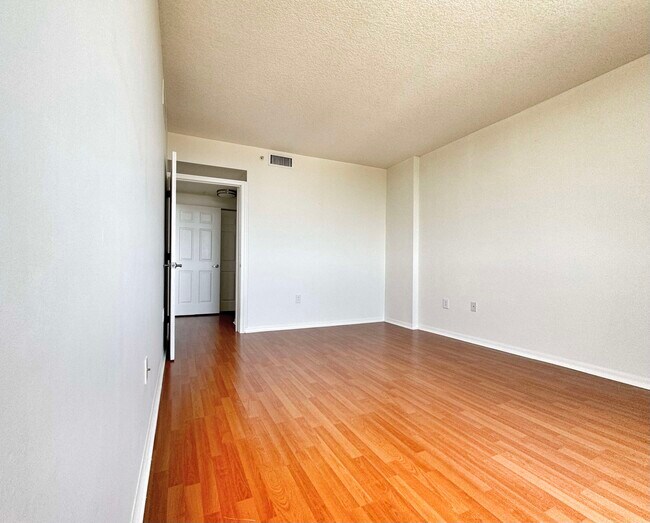 Master Bedroom - 215 SW 42nd Ave