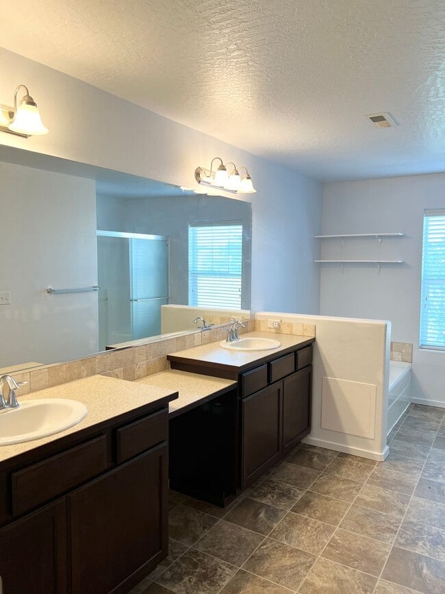 Building Photo - New on the market!