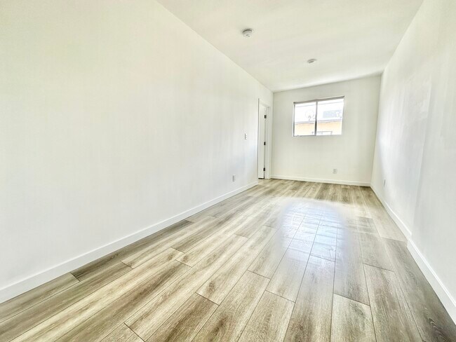 Building Photo - 318 S Mariposa Ave