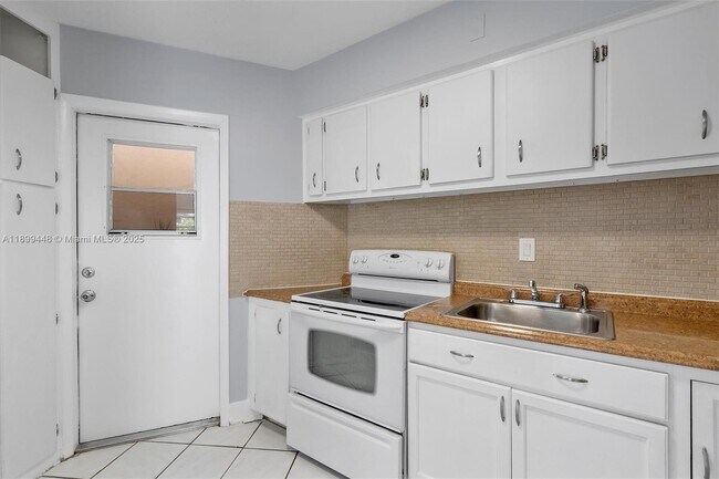 Building Photo - 1635 NE Miami Gardens Dr