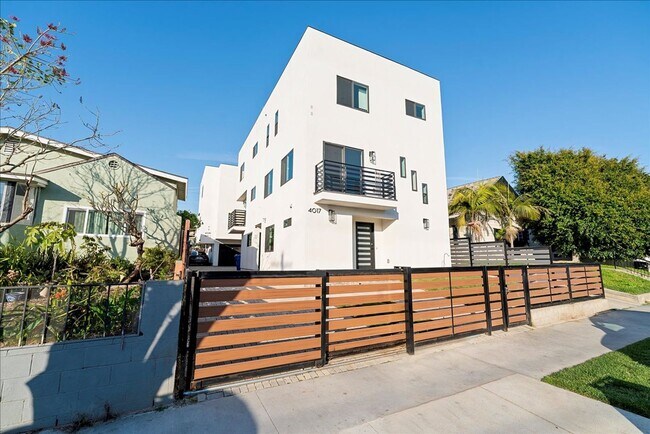 Building Photo - Modern Three Story Apartment!