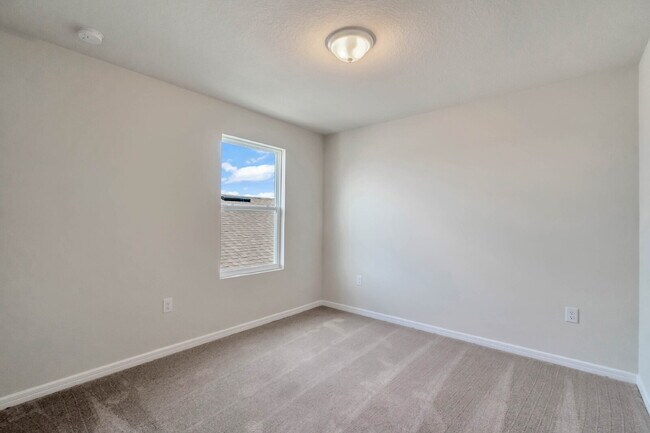 Building Photo - Available on 08/10! Desirable 4-Bedroom Home in Scenic Ridgeview Community