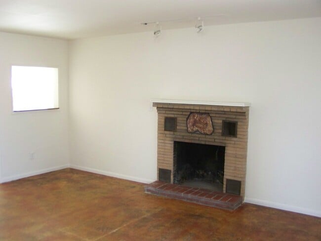 Building Photo - 2 Bed +1 Bath SINGLE FAMILY HOME + HUGE ba...