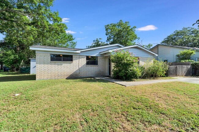 Building Photo - 1129 W San Antonio St