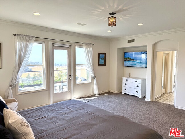 Building Photo - 5 Marisol