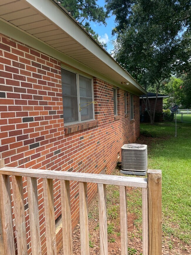 Building Photo - 1405 Woodland Dr