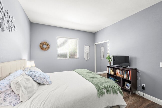 Building Photo - Gorgeous Eastlake Townhome!
