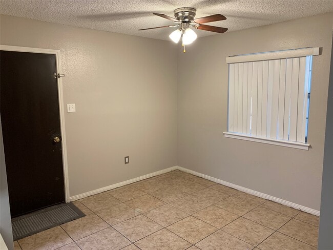 Building Photo - 9914 El Chaco Dr