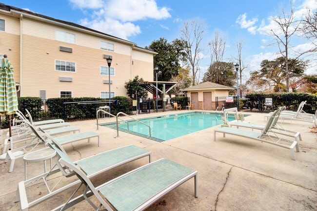 Building Photo - FIRST MONTH FREE- STUDIO APT- Available 2/1/2026