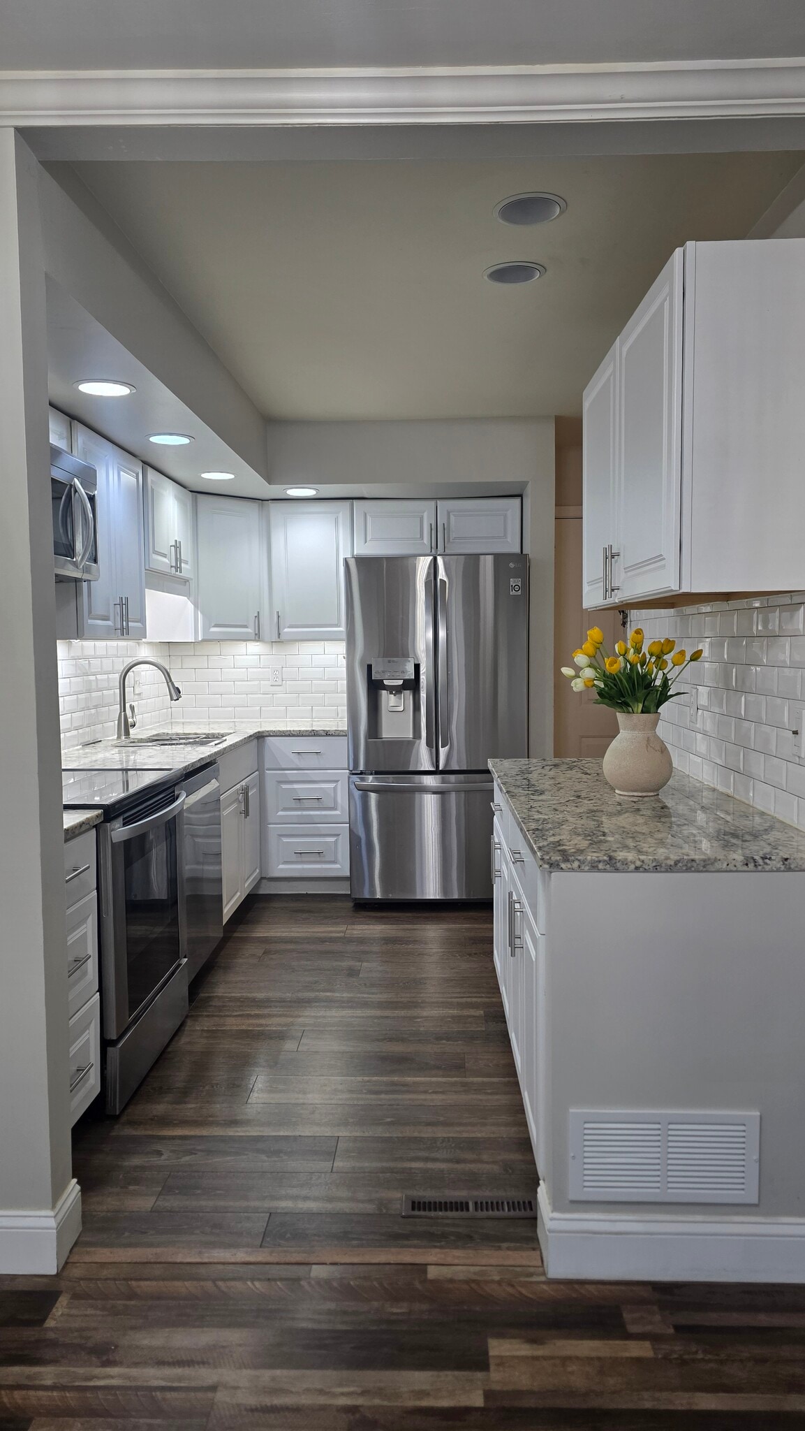 Newly updated kitchen - 4296 Wimbledon Dr