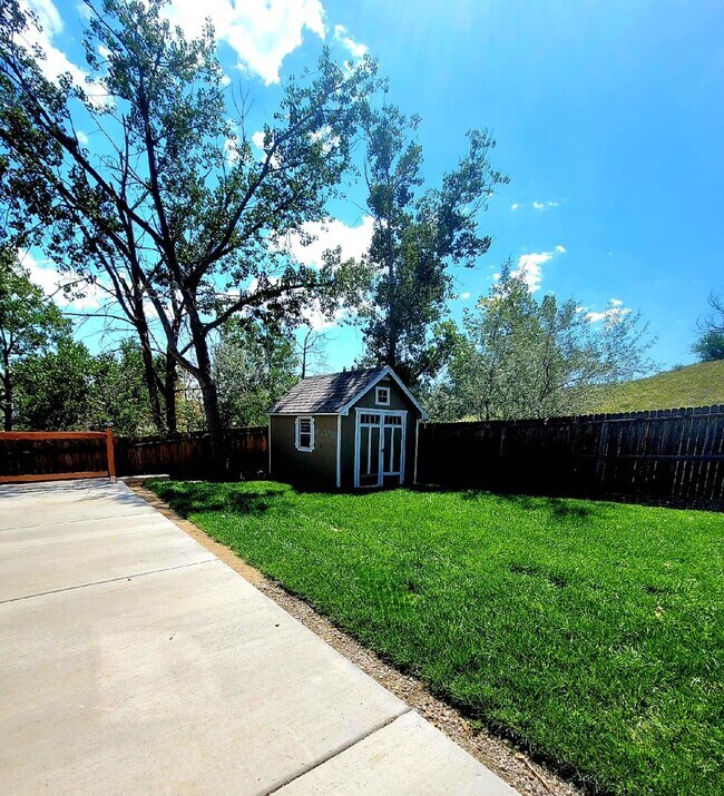 Building Photo - Well maintained 4 bedroom home on west side!