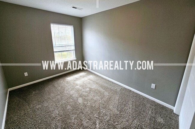 Building Photo - Very Spacious Townhome in West Olathe-Available NOW!!